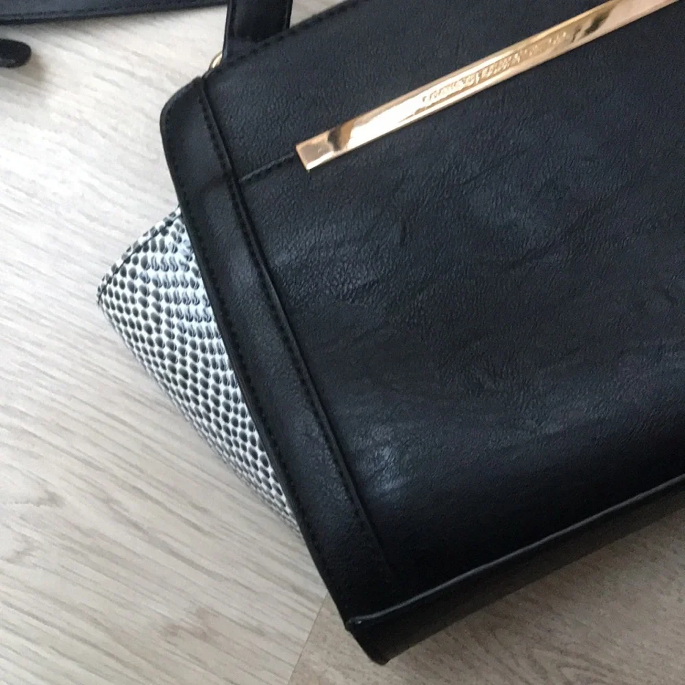 Colette by Colette Hayman Black Shoulder Bag Faux Leather Snake Skin Side - Picture 5 of 5